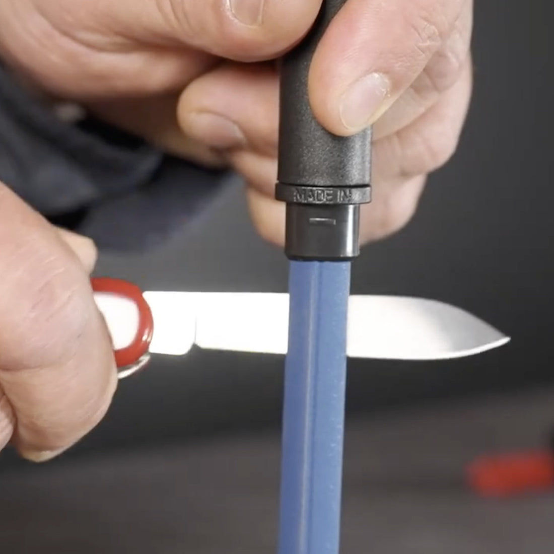 How To Hone & Sharpen Knives With The V-Sharpener