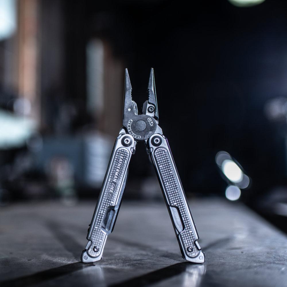 Leatherman FREE P2 Multipurpose Pliers Standing